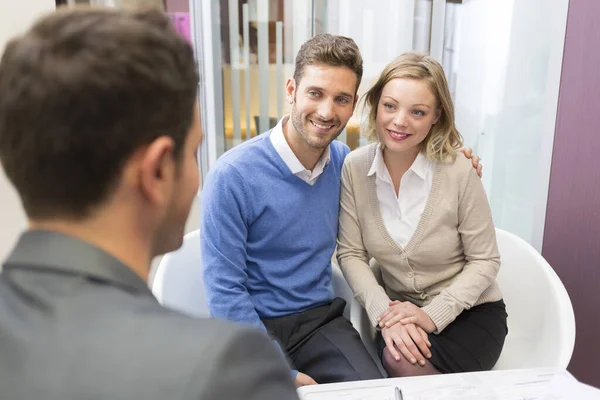 Young Couple Meeting Real Estate Agent House Investment — Foto Stock