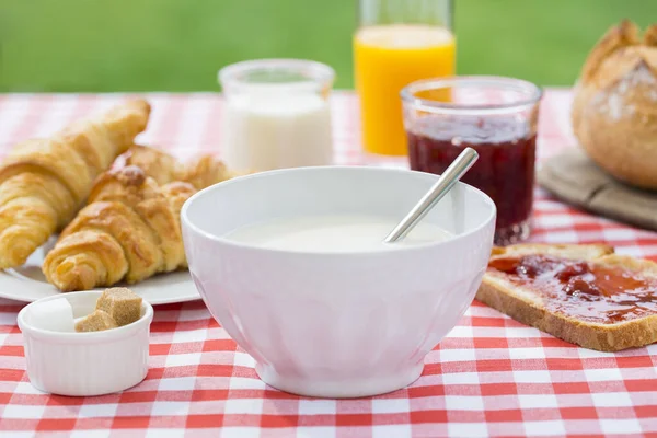 Завтрак Молоком Апельсиновым Соком Круассаном Мармеладом Бреа — стоковое фото