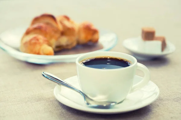 Завтрак Чашкой Черного Кофе Круассаном — стоковое фото