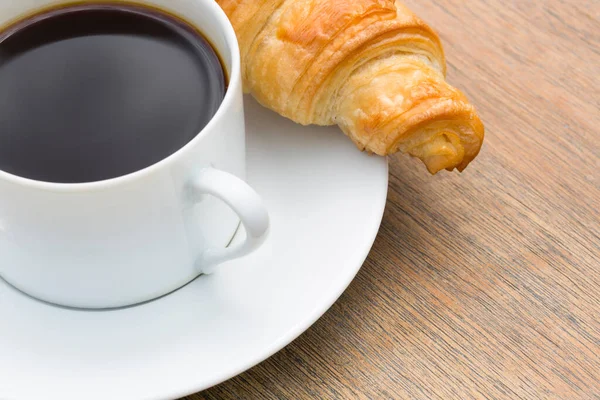 Śniadanie Filiżankę Czarnej Kawy Rogalika — Zdjęcie stockowe