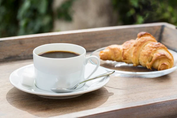 Reggeli Egy Csésze Fekete Kávé Croissant — Stock Fotó