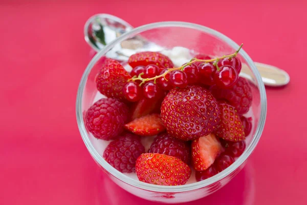 Frutas Rojas Tazón Vidrio — Foto de Stock