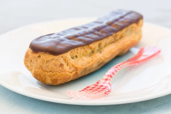 プレート上のおいしいフランスのチョコレートのエクレア — ストック写真