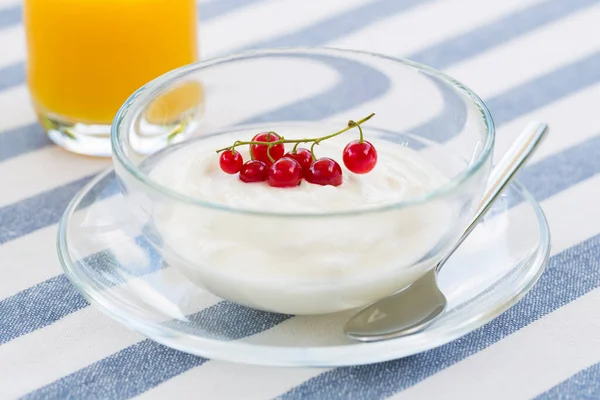 Gräddig Frukt Sked Bord Frukost Stockfoto