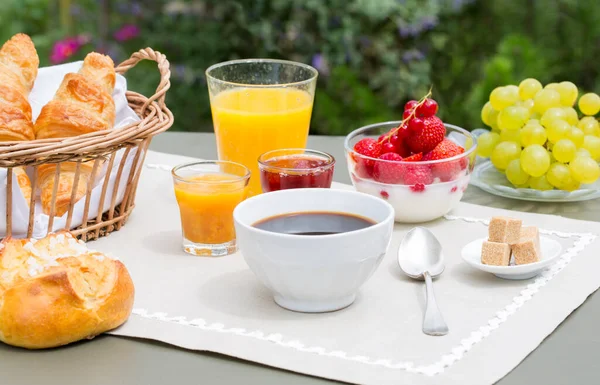 Sonniges Frühstück Garten lizenzfreie Stockbilder