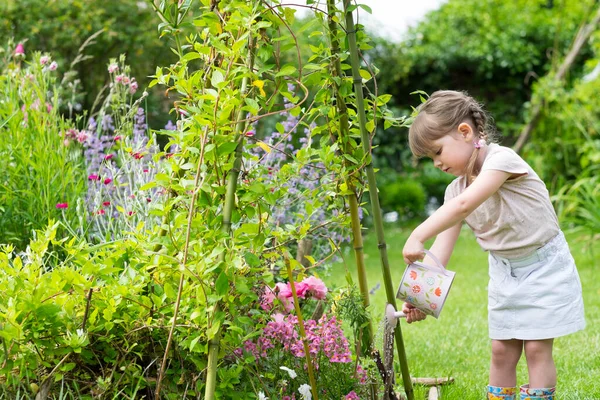 Pretty Child Watering Can Plant Green Water Rechtenvrije Stockafbeeldingen