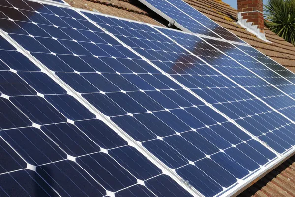 Zonnepanelen op het dak van het huis. Engeland — Stockfoto