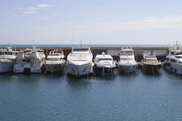 Reihe von Booten in der Marina von Barcelona. Spanien — Stockfoto