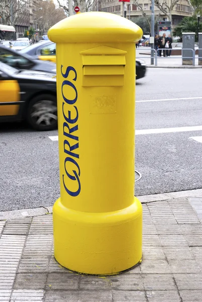 Yellow Post Box di Barcelona. Spanyol — Stok Foto