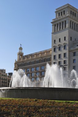 çeşmeler ve placa de catalunya binalarda. Barselona. İspanya