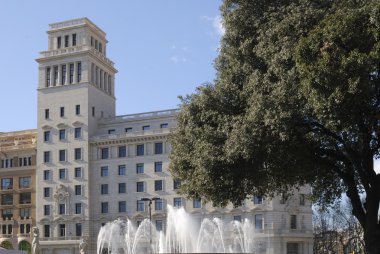 çeşmeler ve placa de catalunya binalarda. Barselona. İspanya