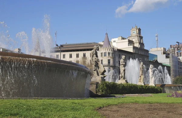 Fuentes y edificios en Placa De Catalunya. Barcelona. España — Foto de Stock