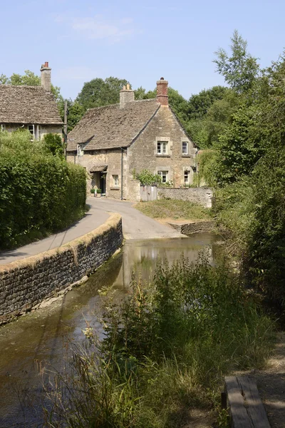 Ford genom floden på Linder. Wiltshire. England — Stockfoto