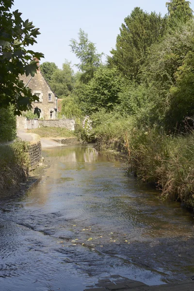 Ford genom floden på Linder. Wiltshire. England — Stockfoto