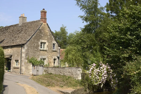 Engelska land stuga. Wiltshire. England — Stockfoto