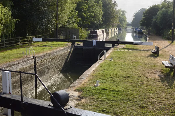 Newbury yakınındaki Kintbury kilit. Berkshire. İngiltere — Stok fotoğraf