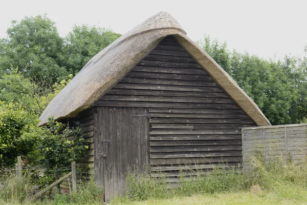 Halmtak hut på avebury. Wiltshire. England — Stockfoto