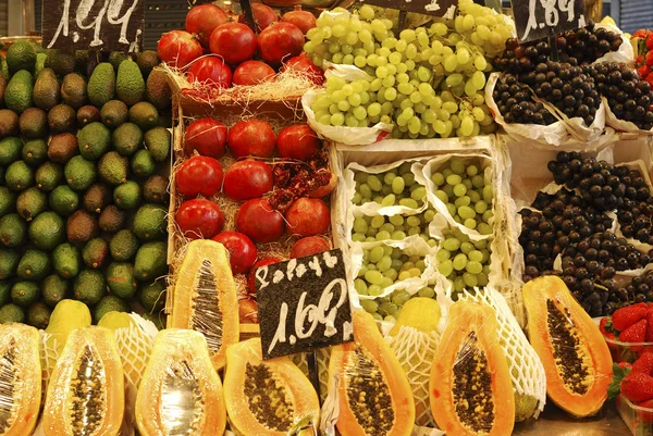 Tampilan buah di kios pasar. Barcelona. Spanyol — Stok Foto