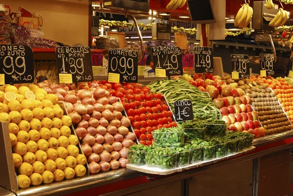 Tampilan buah di kios pasar. Barcelona. Spanyol — Stok Foto