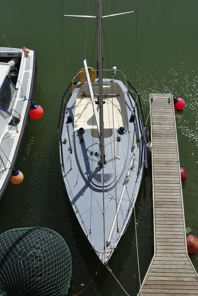 Yate en Brighton Marina. Sussex. Inglaterra —  Fotos de Stock