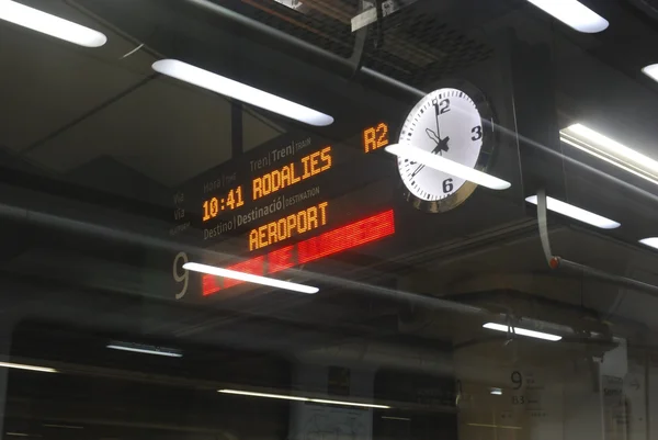 Cartel iluminado de la plataforma del tren. Barcelona. España — Foto de Stock