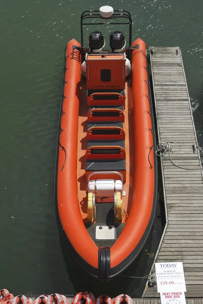 Orange RIB en Brighton Marina. Sussex. Inglaterra —  Fotos de Stock