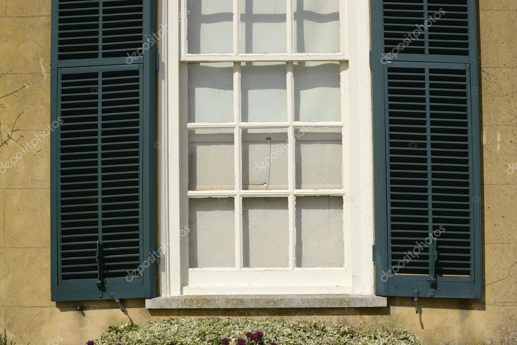 Finestra e persiane a casa inglese — foto stock © clickos #33954529 Finestra in inglese