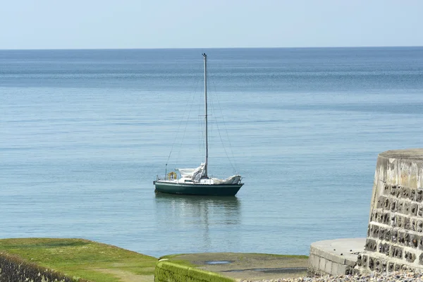 Moored yacht off Brighton Marina. England — Stock Photo, Image