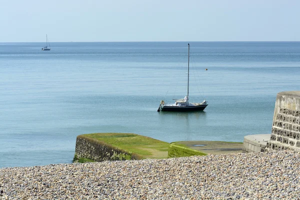 Förtöjda yacht utanför brighton marina. England — Stockfoto
