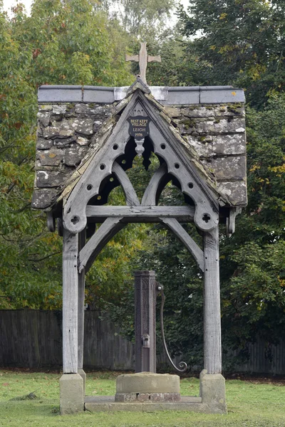 Pompa dell'acqua del vecchio villaggio. Leigh. Surrey. Inghilterra — Foto Stock