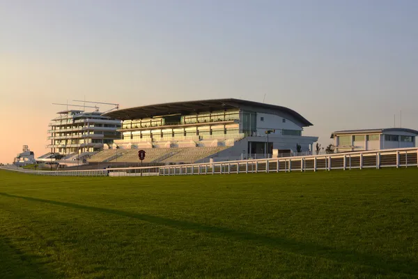 エプソム競馬場スタンドします。サリー。イギリス — ストック写真