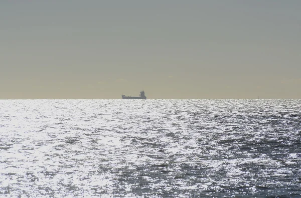 Nave en el mar frente a Brighton. Inglaterra —  Fotos de Stock