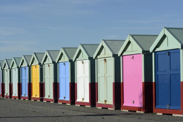 ブライトンの海岸沿いのビーチ小屋。イギリス — ストック写真
