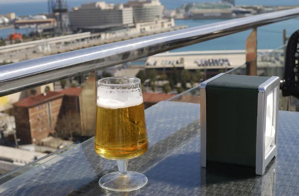 Ležák pivo v kavárně s výhledem. Barcelona. Španělsko — Stock fotografie