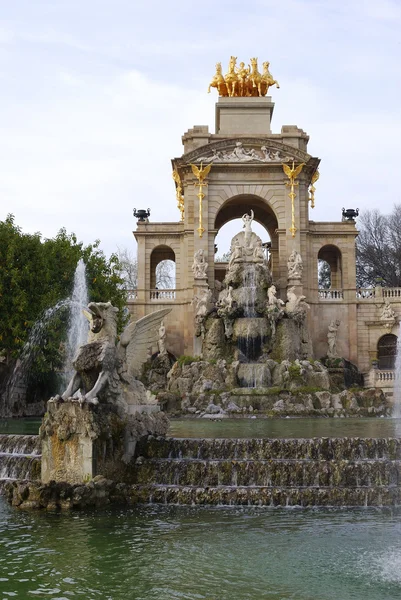 都市公園の噴水バルセロナ。スペイン — ストック写真