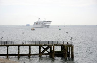Araba vapuru yaklaşan portsmouth. İngiltere
