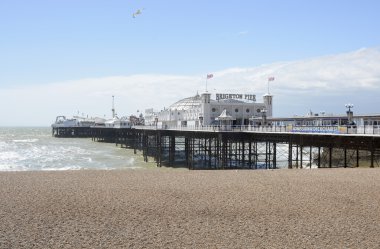 Brighton pier ve plaj. İngiltere