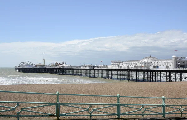 Brighton pier a pláže. Anglie — Stock fotografie