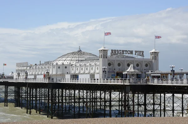 Brighton pier a pláže. Anglie — Stock fotografie