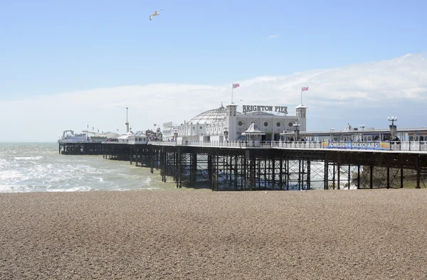 Molo w Brighton i plaży. Anglia — Zdjęcie stockowe