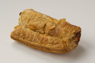 Beyaz arkaplanda sosisli rulo