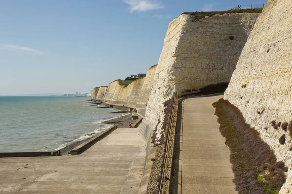 Strandpromenad Och Vita Krita Klippor Vid Peacehaven East Sussex England — Stockfoto