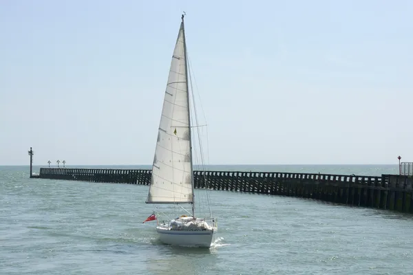 Yate acercándose a Littlehampton. Inglaterra —  Fotos de Stock