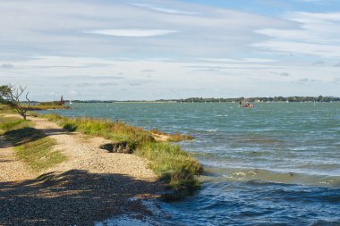 Ichenor, Batı Sussex, İngiltere 'deki Chichester Limanı' nda yelkenli tekneleri.