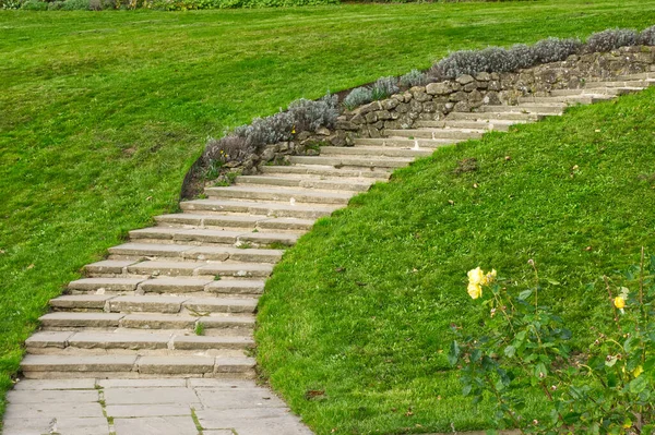 Schody Ogrodowe Kamienia Zakrzywione Wzgórze Trawniku Trawiastym — Zdjęcie stockowe