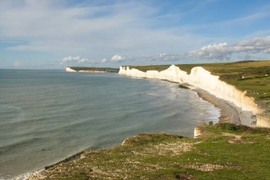 İngiltere, Doğu Sussex 'te, Eastbourne yakınlarındaki Seven Sisters beyaz tebeşir kayalıkları. Birling Geçidi 'nden Seaford Head' e doğru bakıyor..