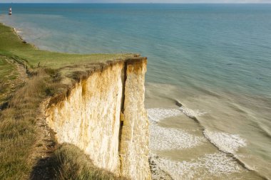 Doğu Sussex, İngiltere 'de Eastbourne yakınlarındaki Beachy Head' de tebeşir uçurumları. Parçalanan uçurum kenarlarında aşınma gösterir.