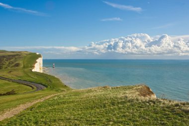 Doğu Sussex, İngiltere 'de Eastbourne yakınlarındaki South Downs' da deniz feneriyle Beachy Head 'e bakın. Kimse yok..