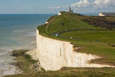 Eastbourne, Doğu Sussex, İngiltere yakınlarındaki South Downs 'taki Beachy Head sahil şeridi. Tanımlanamayan insanlar yürüyor ve araçları park ediyor.. 