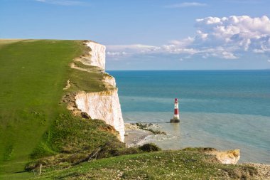 Tebeşir uçurumları kıyıları Beachy Head 'de deniz feneriyle Doğu Sussex, İngiltere' de Eastbourne yakınlarındaki South Downs 'da